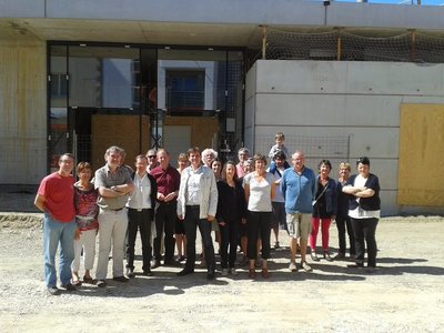 Les membres de Vivre Plabennec devant la salle Tanguy Malmanche {JPEG}